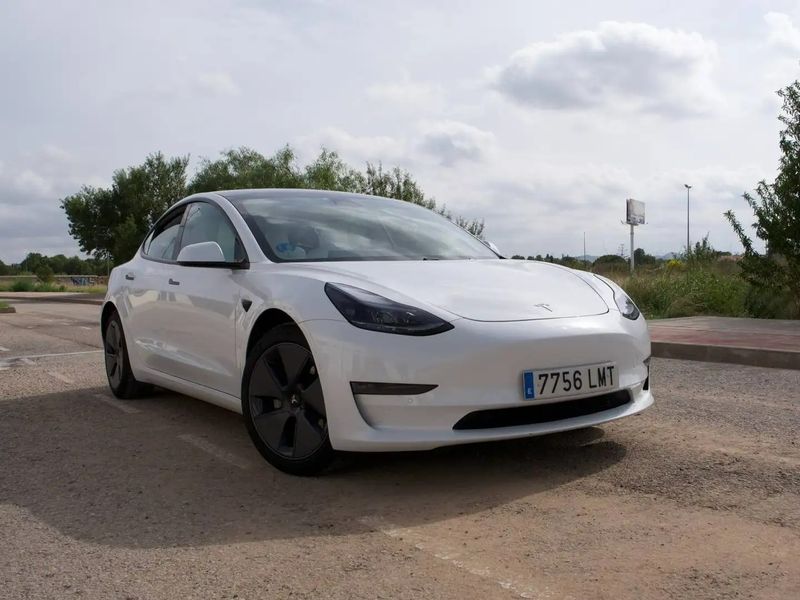 Tesla Model 3 • 2021 • 122,000 km 1
