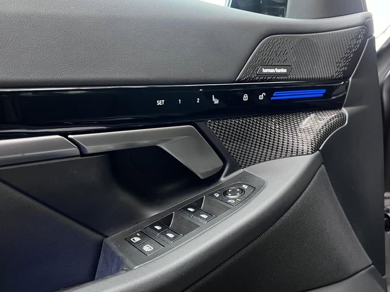 BMW 5 Series • 2023 • 32,500 km 6