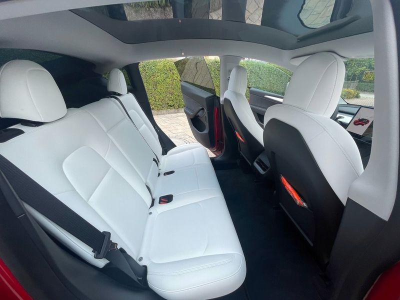 Tesla Model Y • 2022 • 18,000 km 4