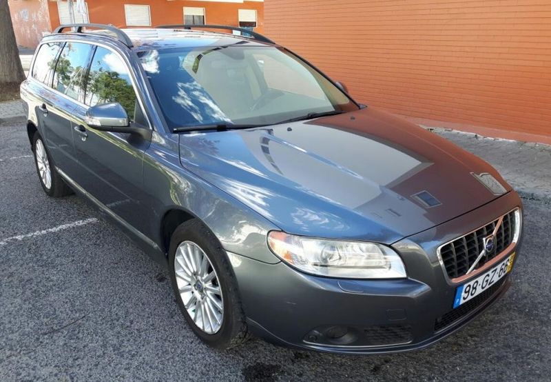 Volvo V70 • 2008 • 195,000 km 1