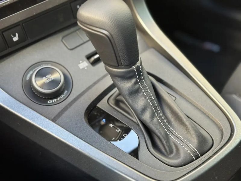 Toyota Yaris • 2024 • 1,960 km 11