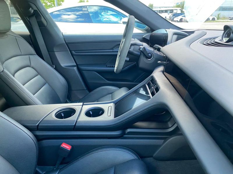Porsche Taycan • 2021 • 38,990 km 4