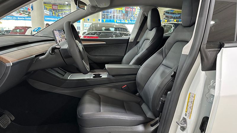 Tesla Model Y • 2023 • 8,890 km 3