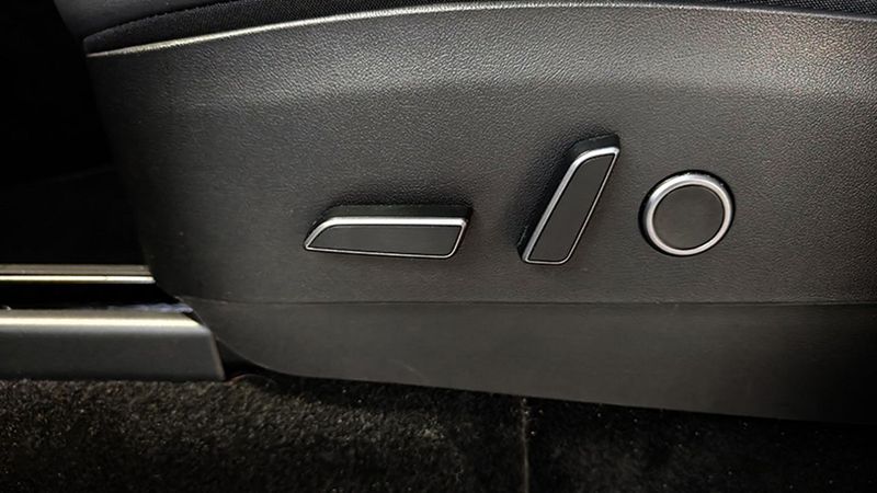 Tesla Model Y • 2023 • 46,686 km 9