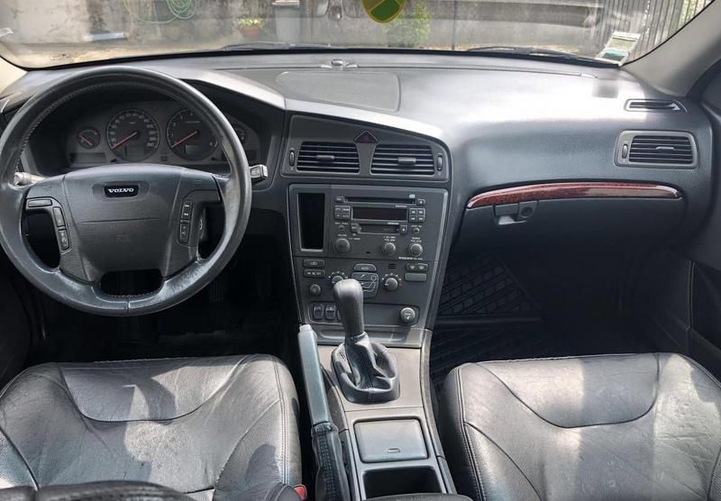 Volvo V70 • 2001 • 250,000 km 2