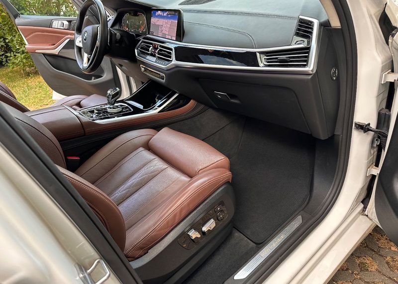 BMW X7 • 2019 • 82,000 km 11