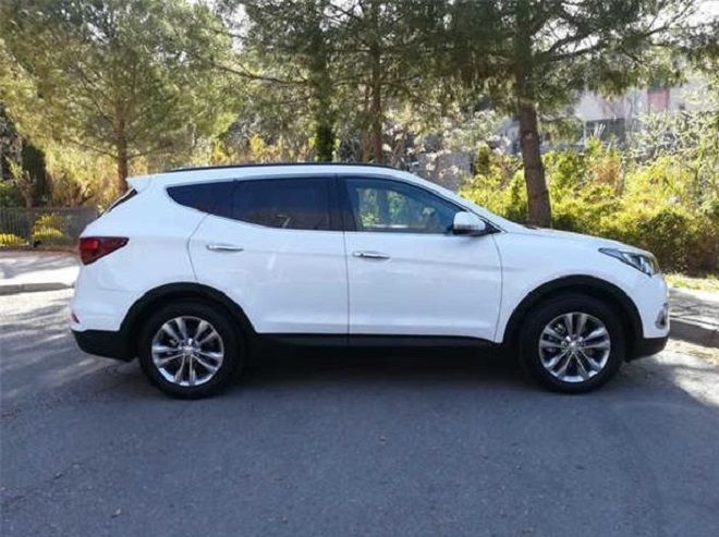 Hyundai Santa Fe • 2017 • 82,500 km 2