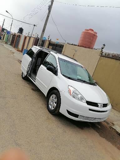 Toyota Sienna • 2005 • 92,653 km 10