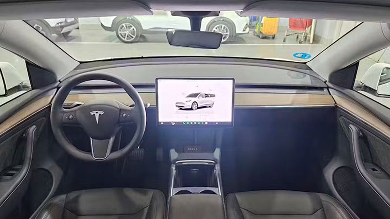 Tesla Model Y • 2024 • 7,925 km 9