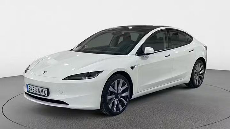 Tesla Model 3 • 2024 • 2,750 km 3