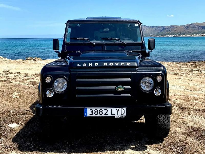 Land Rover Defender • 2010 • 101,000 km 12