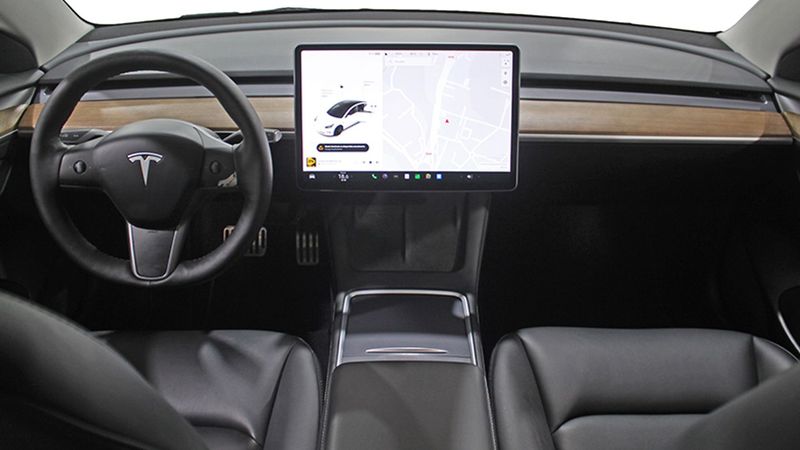 Tesla Model 3 • 2021 • 44,978 km 10