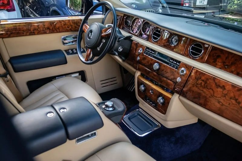 Rolls-Royce Phantom • 2011 • 75,000 km 9