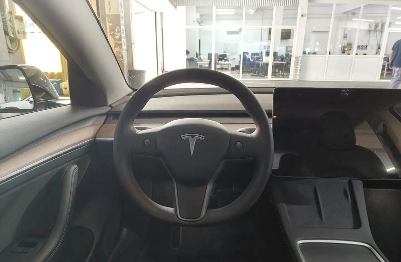 Tesla Model 3 • 2023 • 27,523 km 12