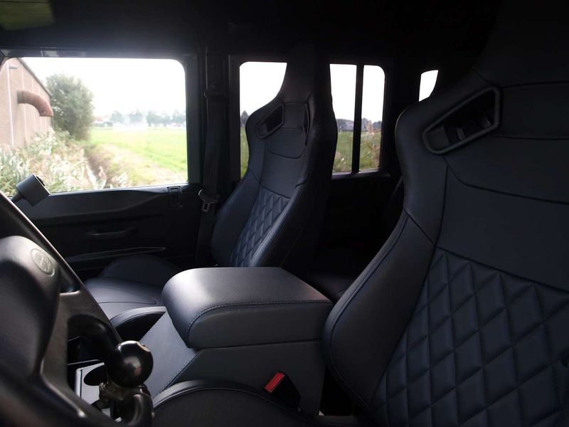 Land Rover Defender • 1999 • 250,700 km 11