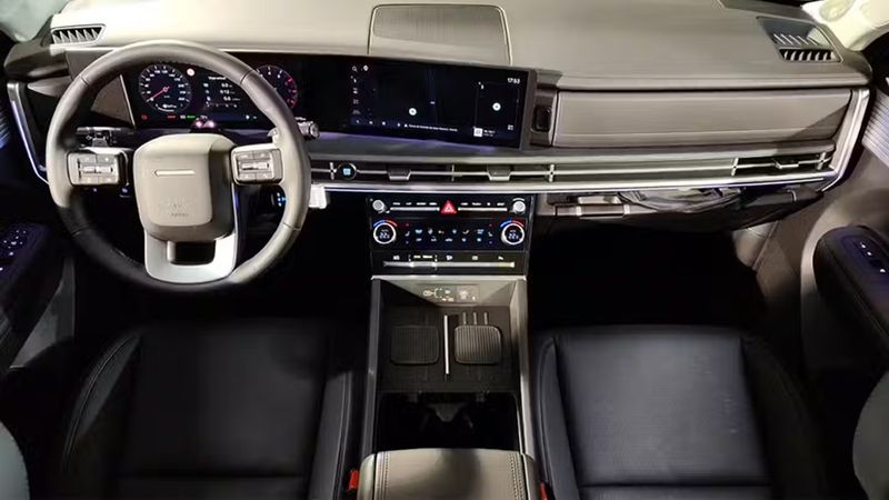 Hyundai Santa Fe • 2024 • 6,350 km 4