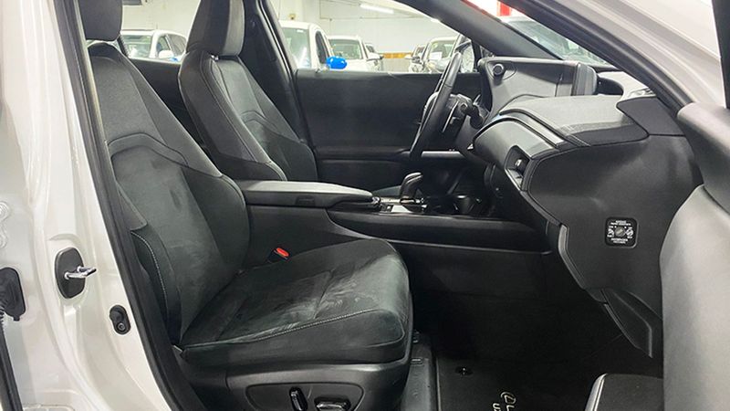 Lexus UX • 2022 • 9,000 km 8