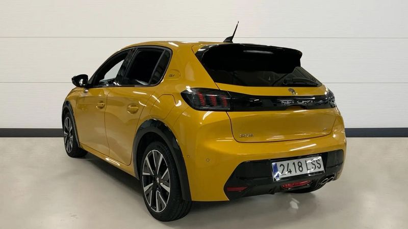 Peugeot 2008 • 2021 • 32,700 km 3
