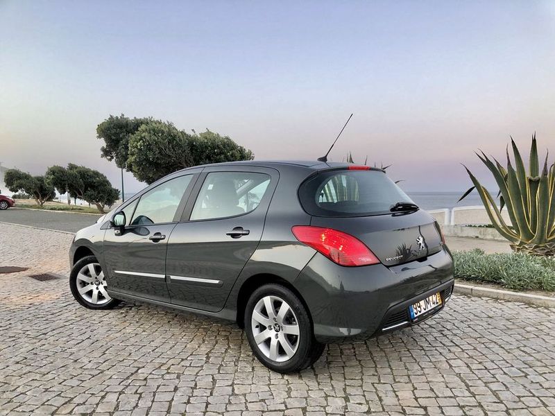 Peugeot 308 • 2010 • 183,000 km 2