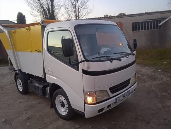 Toyota Dyna • 1999 • 120,000 km 1