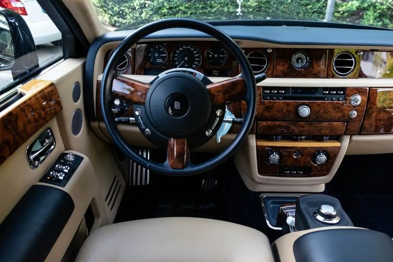 Rolls-Royce Phantom • 2011 • 75,000 km 2