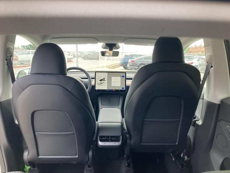 Tesla Model Y • 2024 • 2,458 km 27