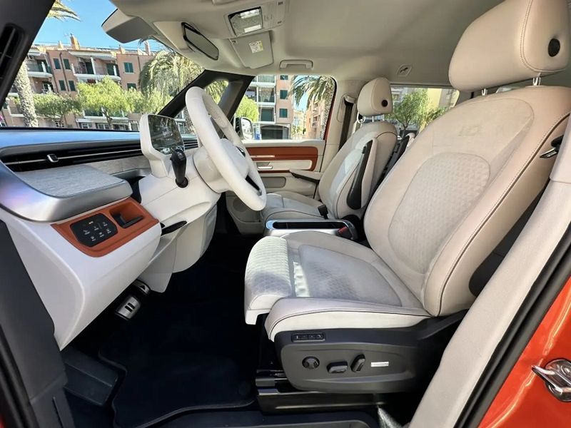 Volkswagen Caravelle • 2023 • 14,000 km 14