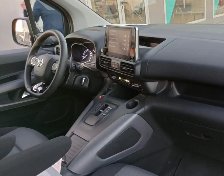 Toyota Prius • 2022 • 15,000 km 6