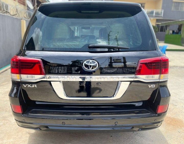 Toyota Land Cruiser • 2018 • 33 km 2