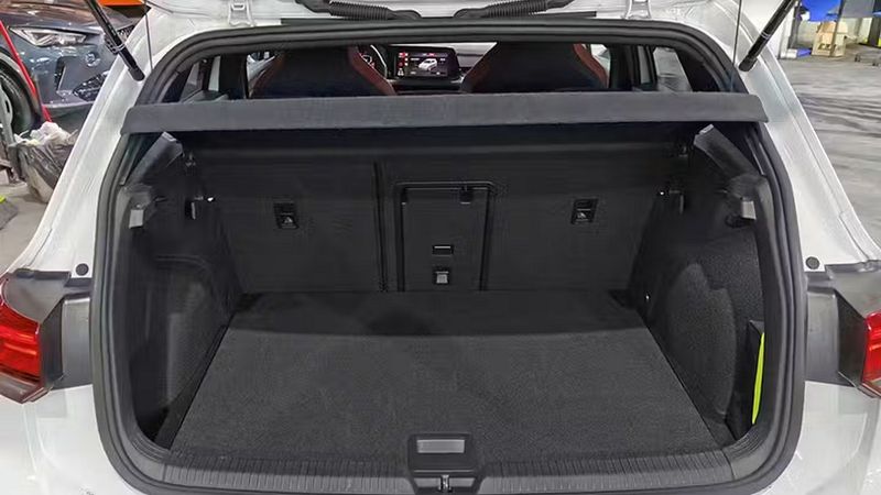 Volkswagen Golf • 2024 • 14,183 km 11