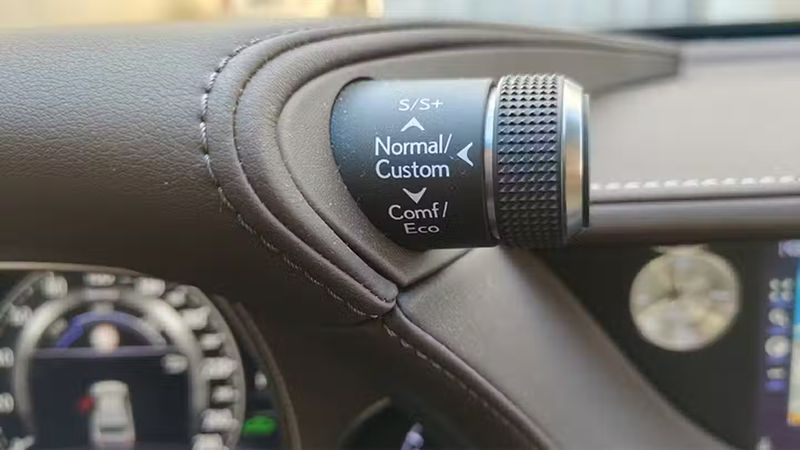 Lexus LS • 2018 • 102,493 km 11