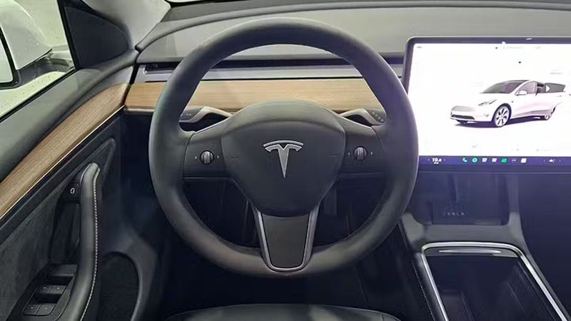 Tesla Model Y • 2024 • 7,925 km 8