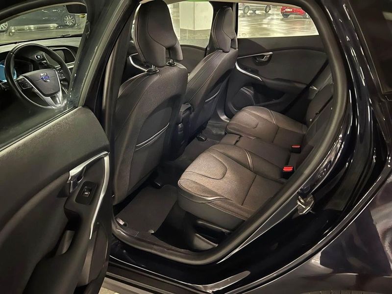 Volvo V40 • 2015 • 151,000 km 6
