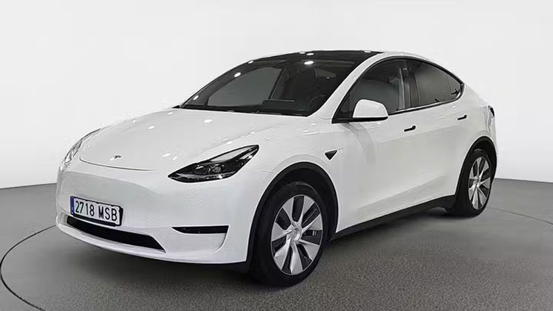 Tesla Model Y • 2024 • 16,942 km 1