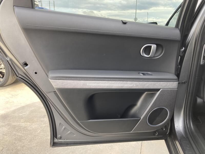 Hyundai Ioniq Electric • 2023 • 15,364 km 18