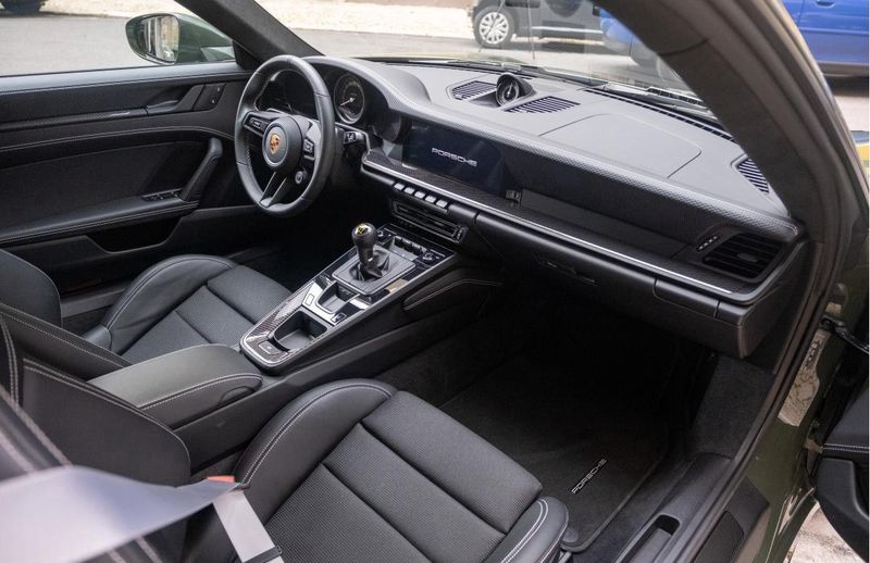 Porsche 911 • 2022 • 4,999 km 2