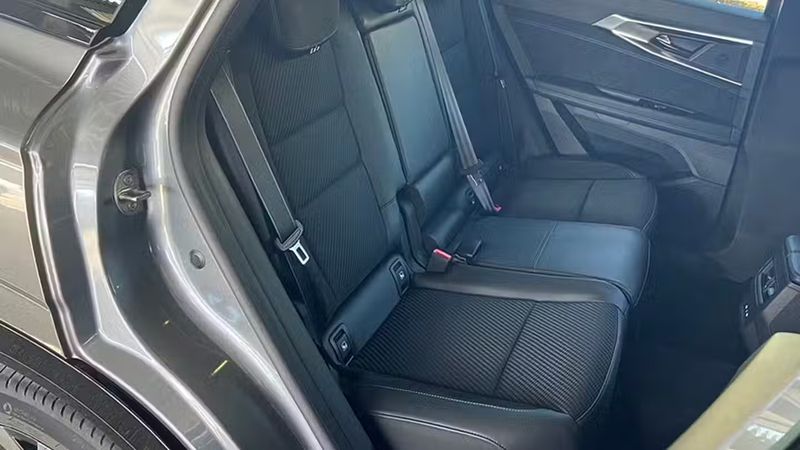 Renault Kadjar • 2024 • 2,069 km 10