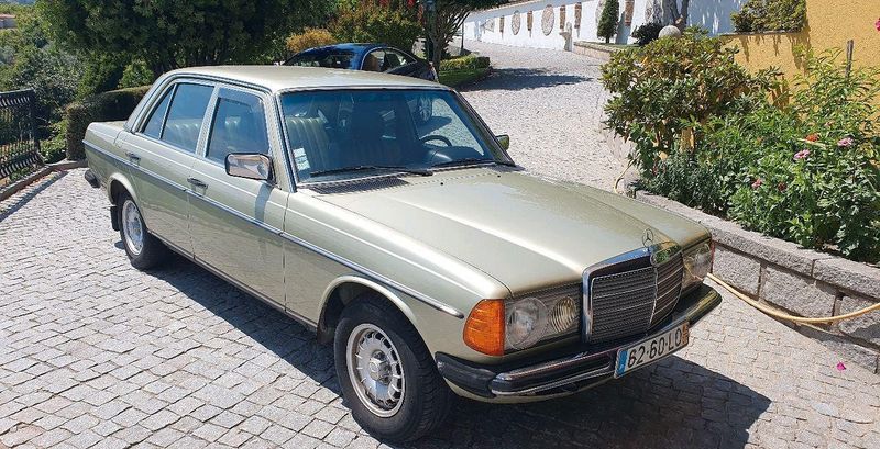 Mercedes-Benz 200 - 300 • 1982 • 250,000 km 1