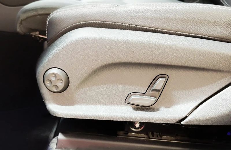 Mercedes-Benz GLC-Class • 2022 • 57,352 km 7