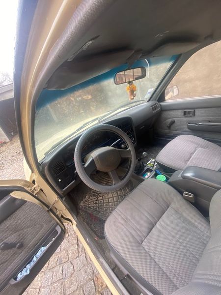 Toyota Hilux • 1992 • 93,000 km 3