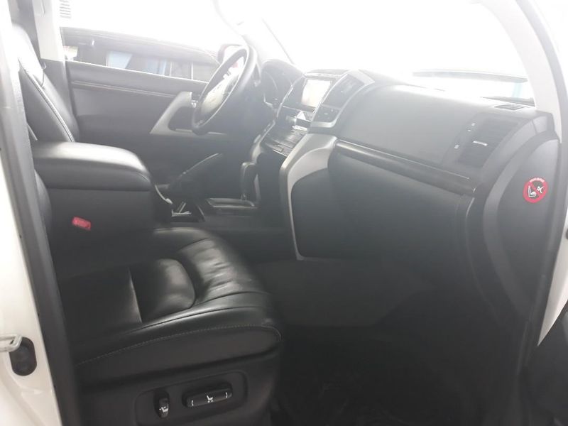 Toyota Land Cruiser • 2018 • 50,000 km 3