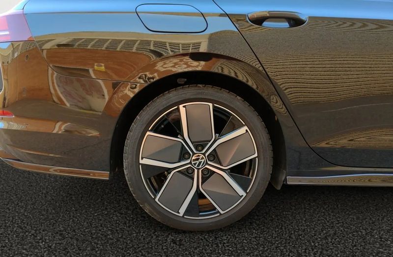 Volkswagen Golf Variant • 2024 • 12,440 km 15