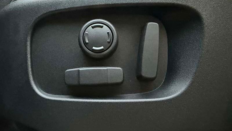 Land Rover Discovery • 2018 • 73,000 km 12