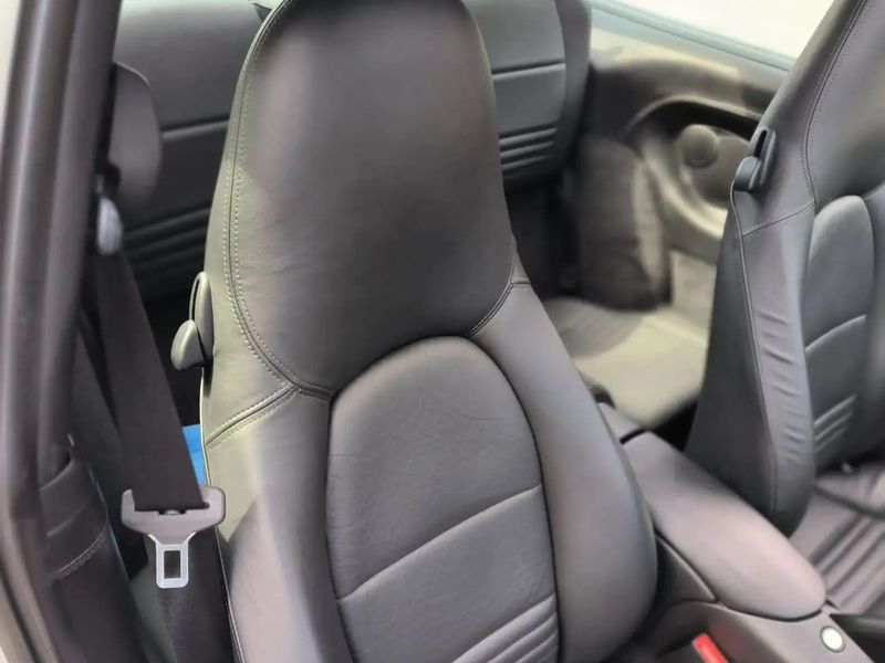 Porsche 911 Carrera • 2003 • 61,000 km 11