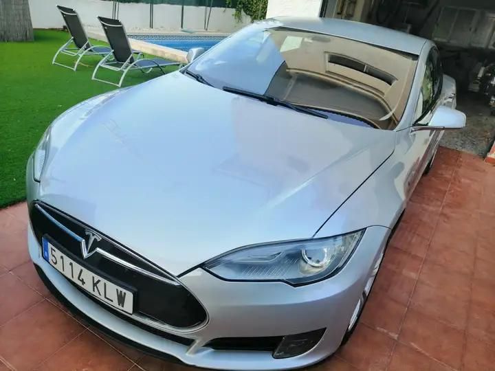 Tesla Model S • 2013 • 285,382 km 1