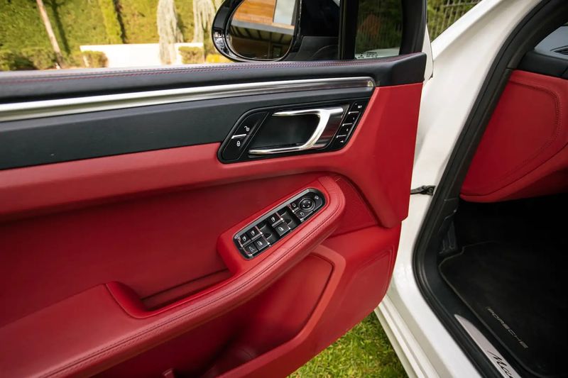 Porsche Macan • 2016 • 93,000 km 8