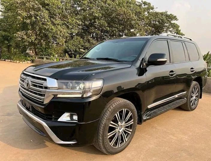 Toyota Land Cruiser • 2017 • 300 km 3