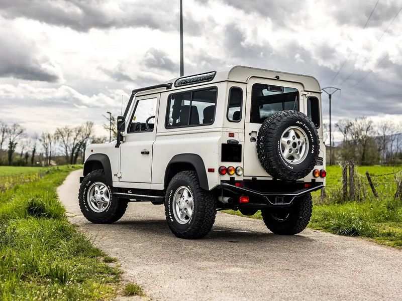 Land Rover Defender • 1998 • 122,600 km 4