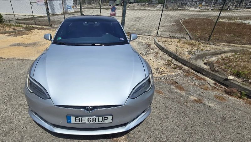 Tesla Model S • 2018 • 275,000 km 1