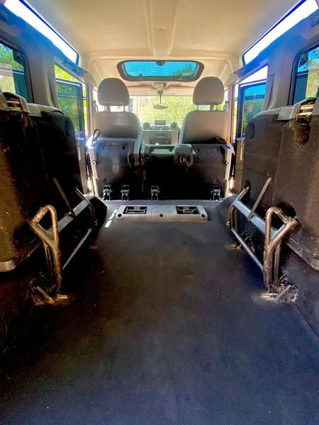 Land Rover Defender • 2010 • 101,000 km 7